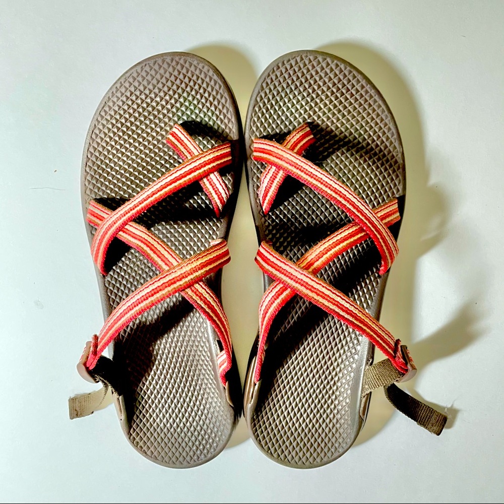 Women’s brown Chaco sandals size 9 slip ons. EUC